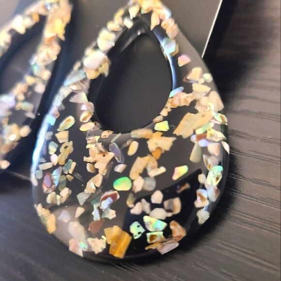 New Black Teardrop Crushed Shell in Black Acrylic Dangle Earrings - Picture 2 of 3